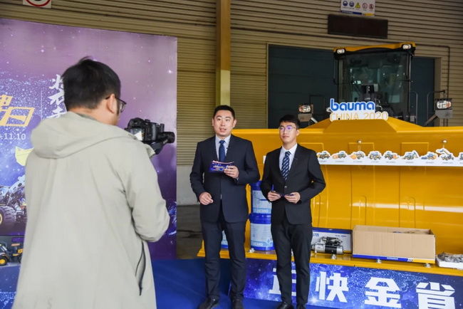 满冠（中国）铲运将各板块产品进行全景展示与观众实时互动