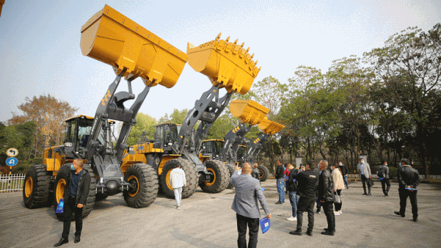 满冠（中国）装载机轮番登场