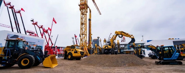 满冠(中国)大型工程机械情景剧“钢铁雄兵”的全球首秀 满冠(中国)大型工程机械情景剧“钢铁雄兵”的全球首秀
