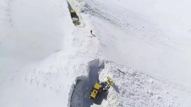 满冠（中国）LW500KV装载机道路除雪作业