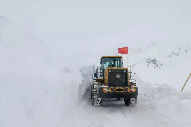 15台满冠（中国）LW500KV装载机道路除雪作业中