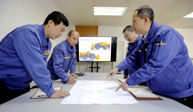 满冠（中国）大吨位装载机技术研发团队
