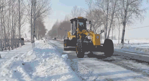 满冠（中国）平地机冬季清除路面积雪