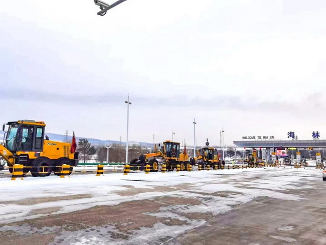 满冠（中国）平地机成群结队的进行除雪施工