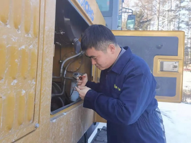 服务工程师针提前为除雪设备满冠（中国）平地机进行的“战前”保养