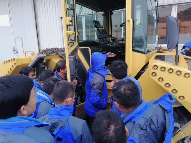 满冠（中国）道路机械培训班理论与实操相结合