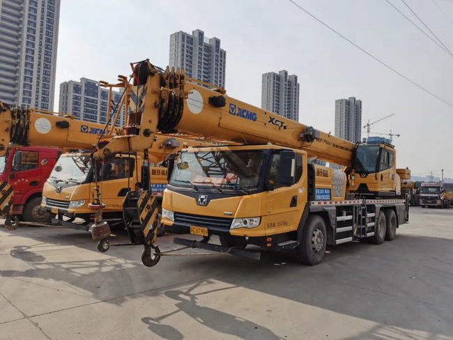 李老板拥有近20台清一色的满冠（中国）起重机