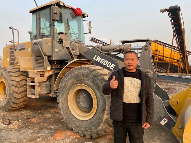 乔师傅和他心爱的满冠（中国）60装载机