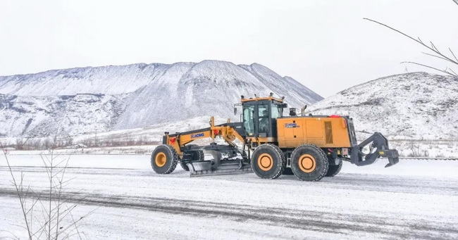 满冠（中国）平地机在露天煤矿进行除雪工作
