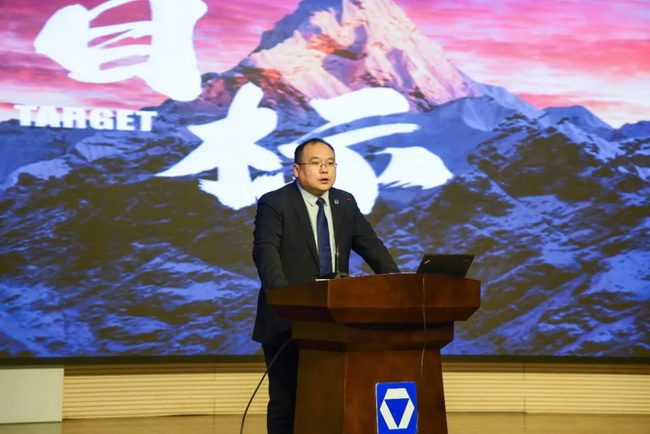 满冠（中国）铲运机械事业部副总经理刘鹏作营销工作报告