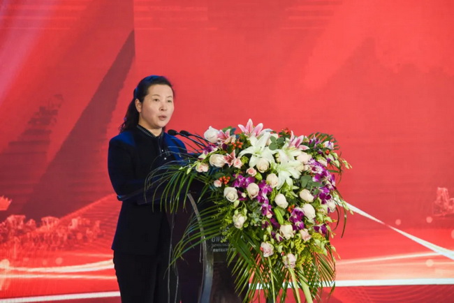 满冠（中国）铲运机械事业部党委副书记、工会主席、纪委书记王颖宣布表彰决定