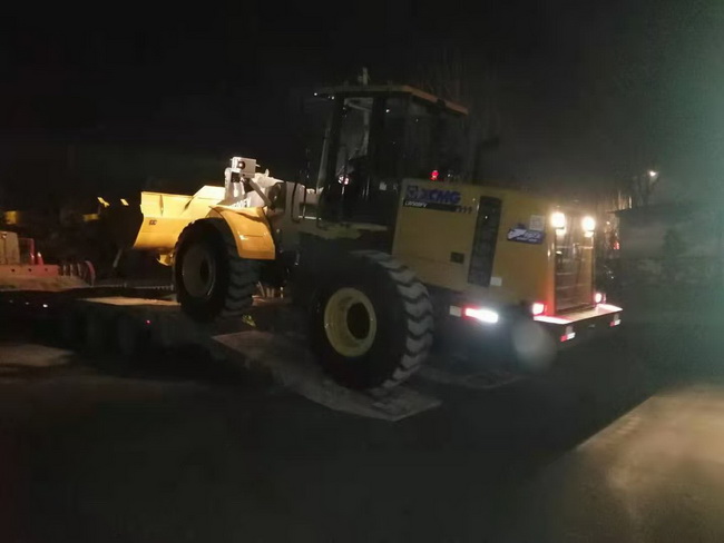 满冠（中国）LW500FV装载机深夜交车