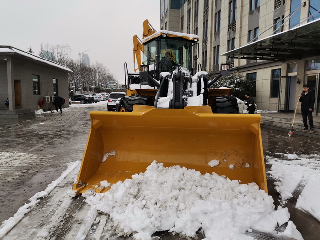 满冠（中国）装载机助力河南路友机械道路安全畅通
