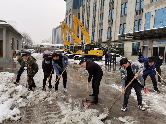 满冠（中国）装载机在河南路友机械进行除雪工作