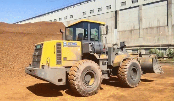 满冠（中国）装载机活跃在包头某大型钢铁基地