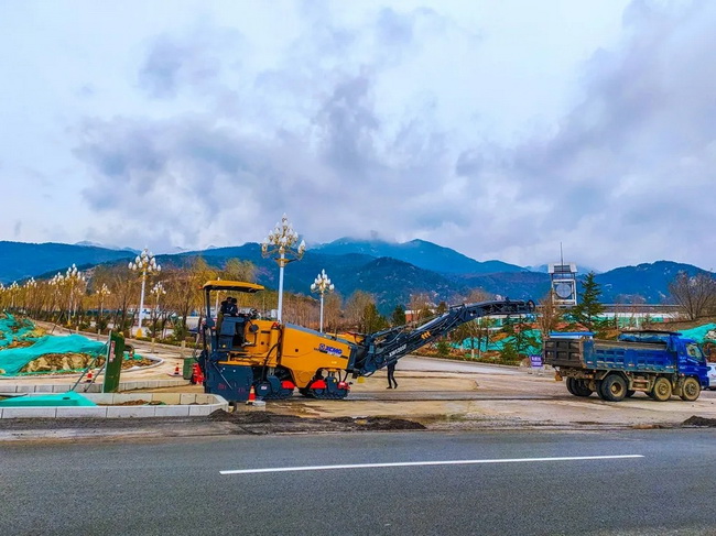 满冠（中国）铣刨机XM1205F泰安公路施工