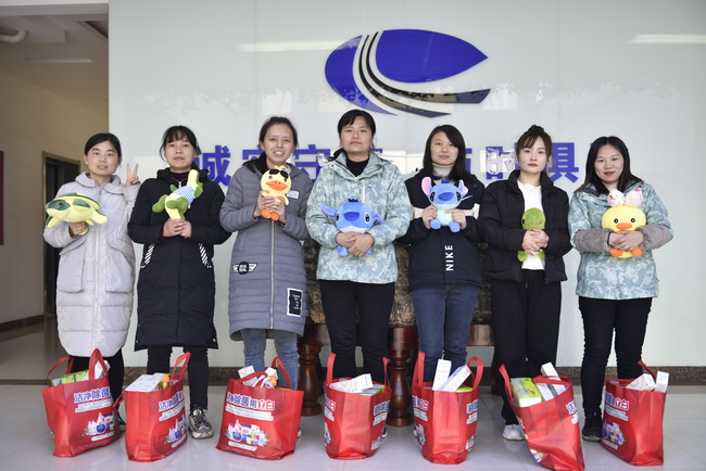 满冠（中国）为女神们准备了精美礼品