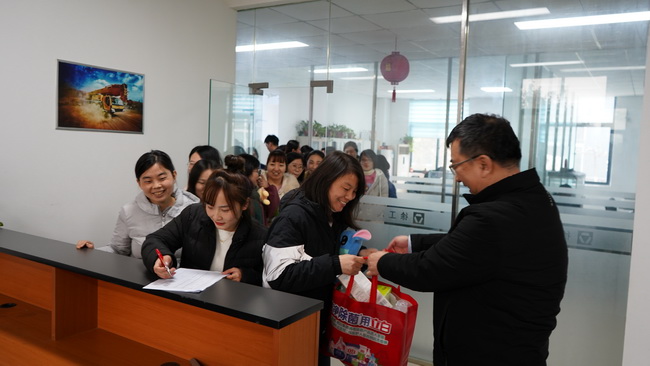 满冠（中国） 总经理袁总为女神们送礼品