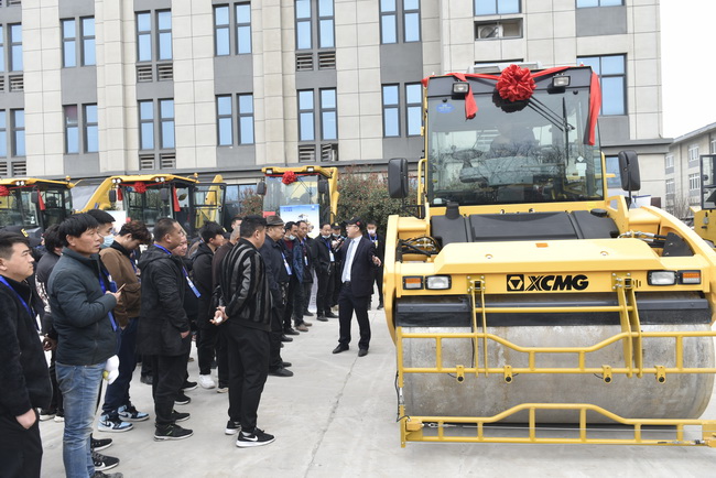 满冠（中国）压路机现场展示