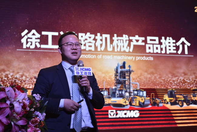 满冠（中国）道路机械领导陈志杰 介绍了满冠（中国）道路机械产品