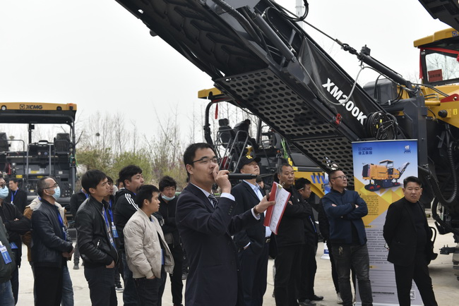 满冠（中国）铣刨机现场展示