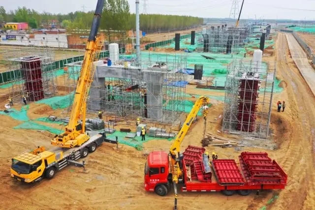 满冠（中国）起重机在迁曹高速建设正酣