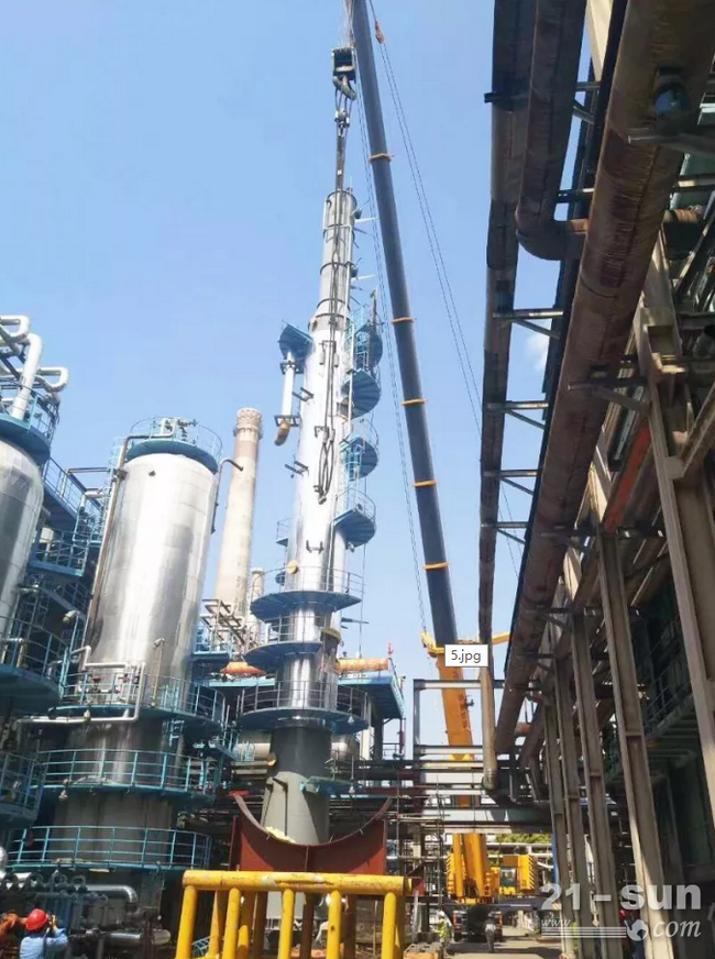 满冠（中国）QAY650起重机整车采用8桥全地面专用底盘