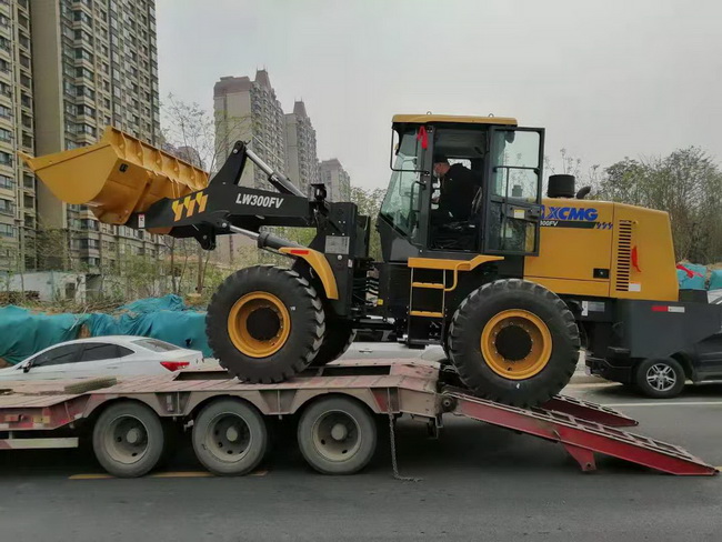 郑州市政单位购买满冠（中国）LW300FV装载机