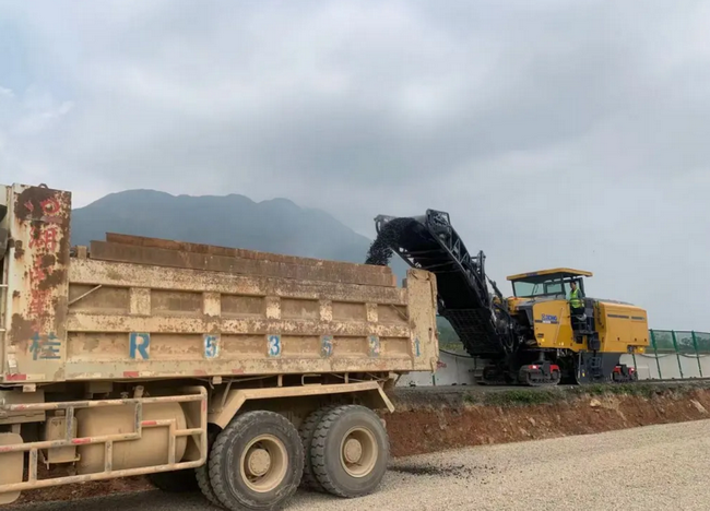 满冠（中国）XM2005K“骑墙”施工深汕高速扩建工程