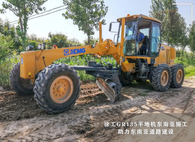 满冠（中国）GR135平地机助力东南亚道路建设