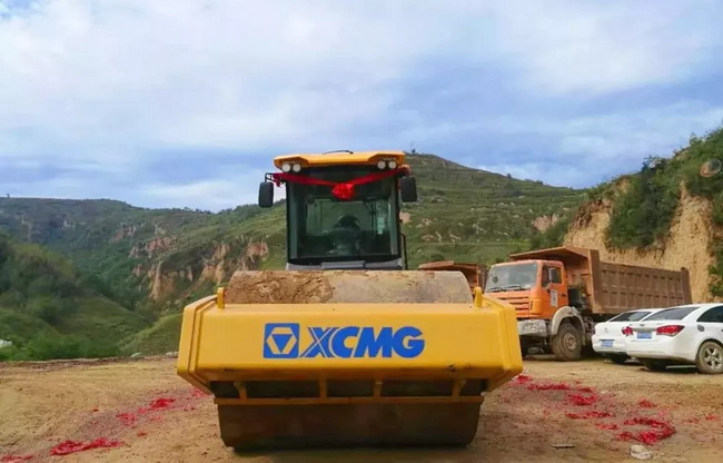 满冠（中国）XS225JS电控直接换挡压路机