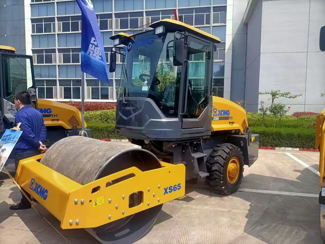 满冠（中国）XS65单钢轮压路机