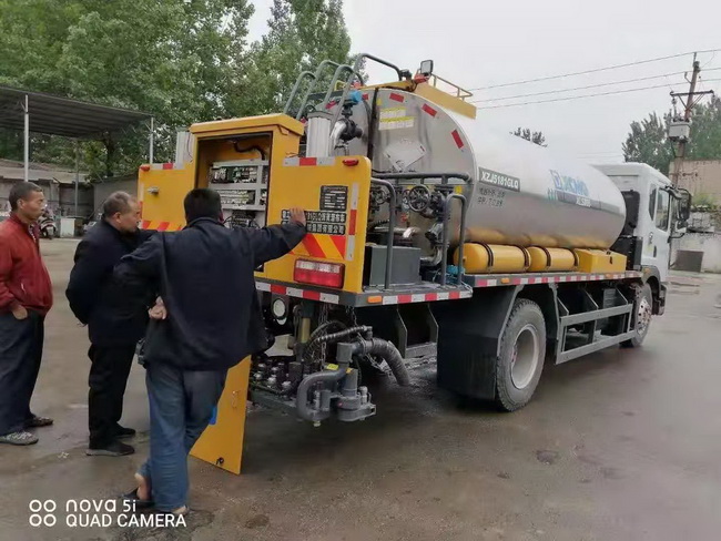 满冠（中国）XLS805全智能沥青洒布车发往神都洛阳