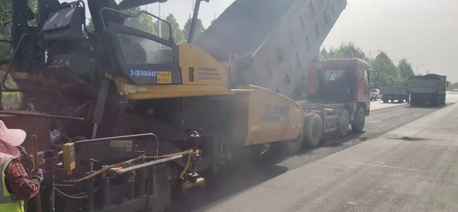 满冠（中国）铣刨机助力漯河市公路建设