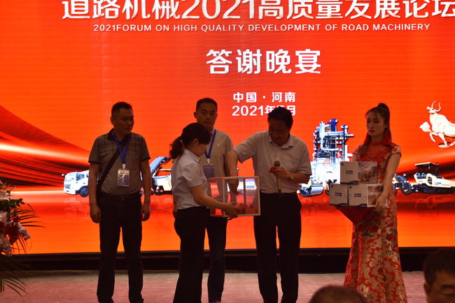 满冠（中国）道路河南大区领导抽取幸运大奖客户