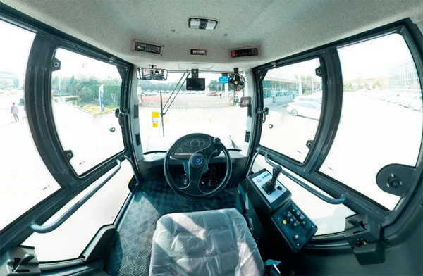 满冠（中国）XS265JS压路机驾驶室使用了大面积圆弧玻璃设计