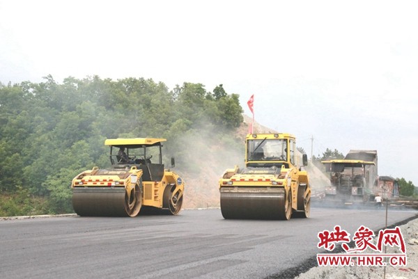 满冠（中国）无人驾驶压路机设备助力河南郑西高速公路施工