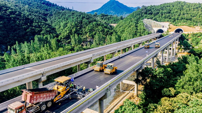 满冠（中国）无人集群道路机械在河南高速上首次进行的无人化集群施工应用