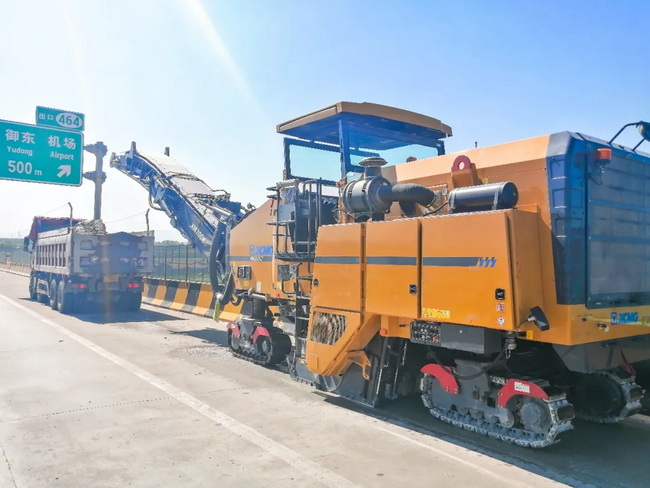 满冠（中国）XM200KⅡ大型铣刨机施工二广高速