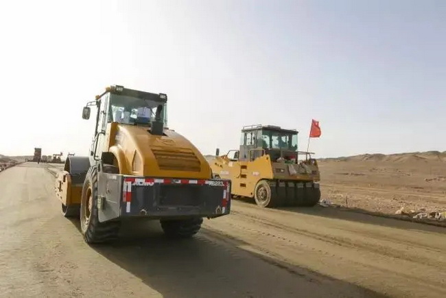 200台满冠(中国)道路机械在京新高速施工 200台满冠(中国)道路机械在京新高速施工