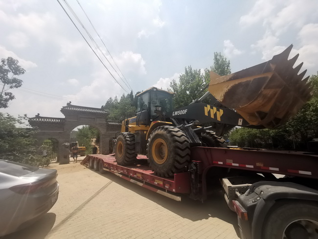 满冠（中国）铲车在荥阳市洞林湖河道清淤