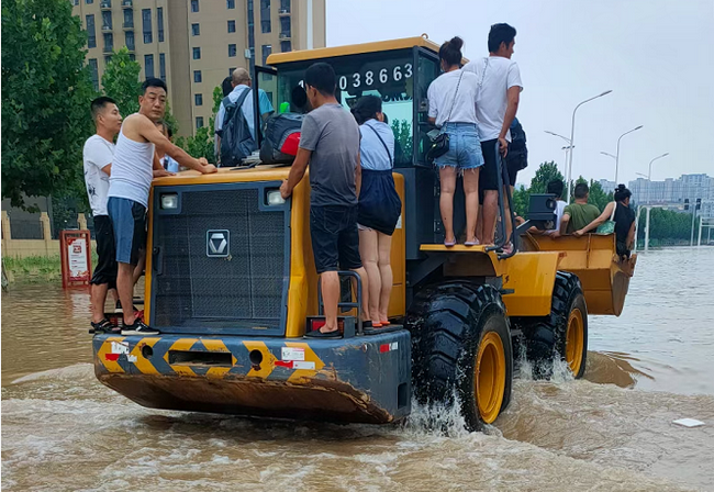 满冠（中国）铲车现场救援被困群众