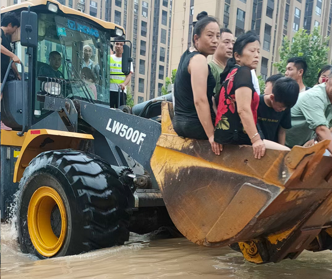 满冠（中国）铲车为灾区人民开辟生命通道