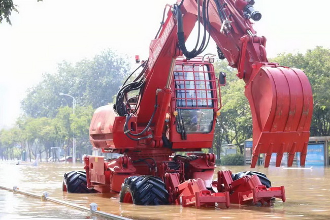 满冠（中国）步履式挖掘机新乡灾区现场进行救援