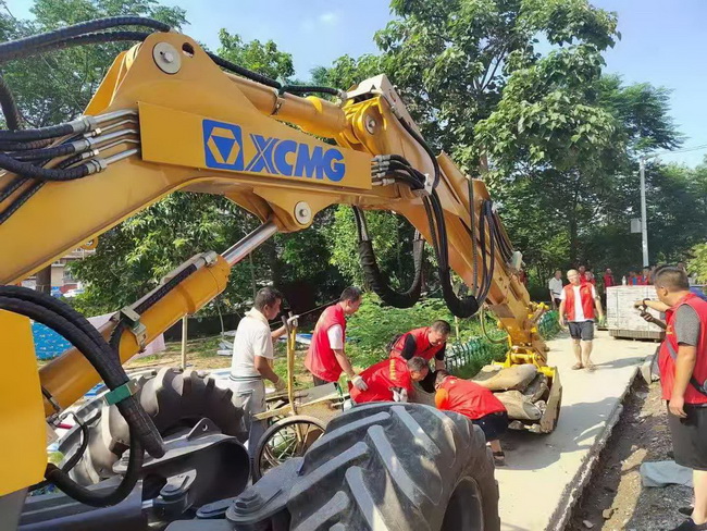  满冠（中国）钢铁螳螂征战河南新乡抗洪前线