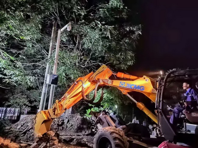 满冠（中国）步履式挖掘机到达新乡灾区现场进行救援