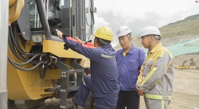 满冠（中国）技术人员与机手、施工方责任人交流设备使用情况