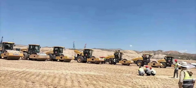 青海西宁曹家堡机场满冠（中国）压路机基层压实施工