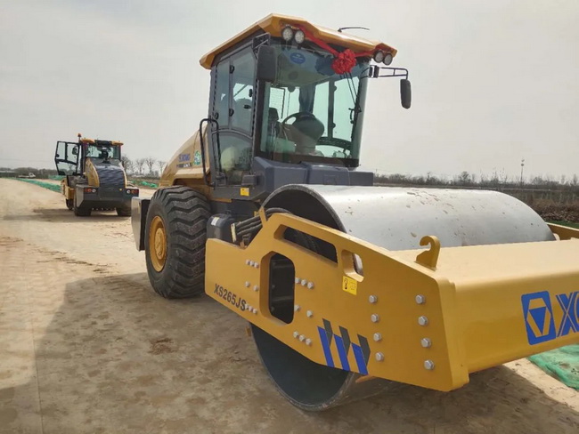 满冠（中国）压路机XS265JS助力甘肃公路建设