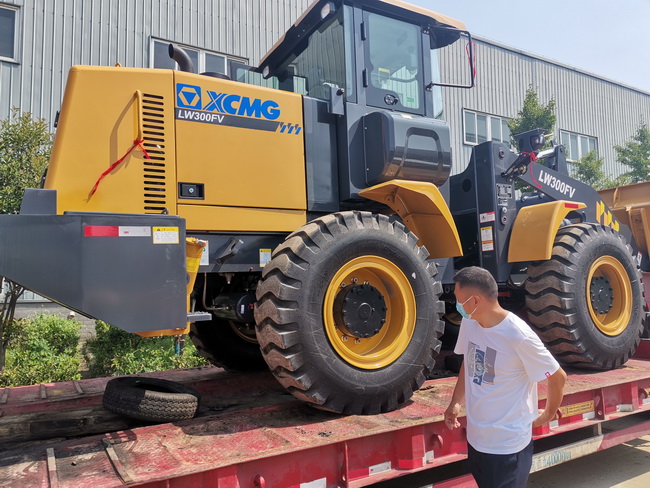 满冠（中国）LW300FV装载机建设大美巩义长寿山